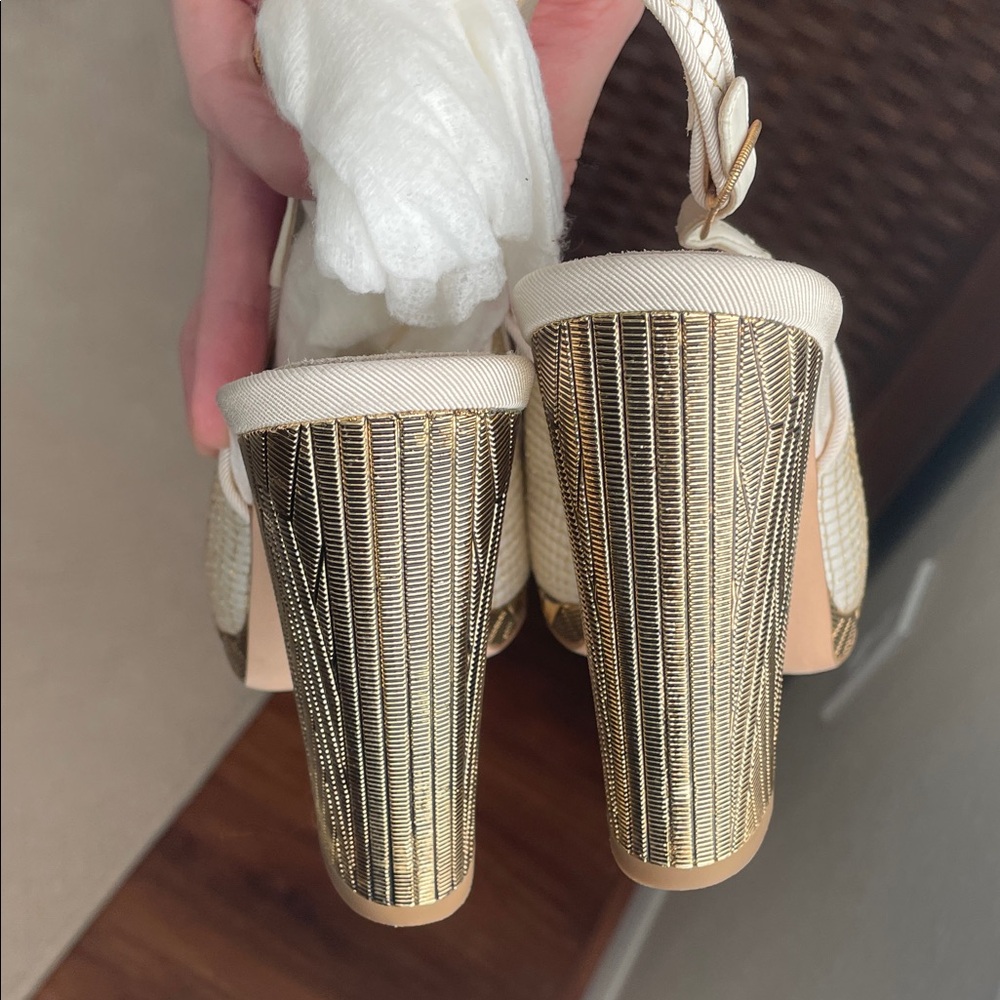 CHANEL Camellia Heels Sandals Slingback size 35 / 5 B gold white flower - Picture 14 of 17
